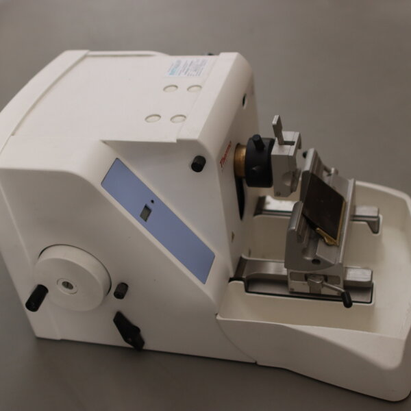 Veterinary microtome for precise tissue slicing